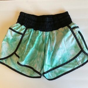 Lululemon Tracker short II Sz 6 lined EUC spray dye white blue tropics